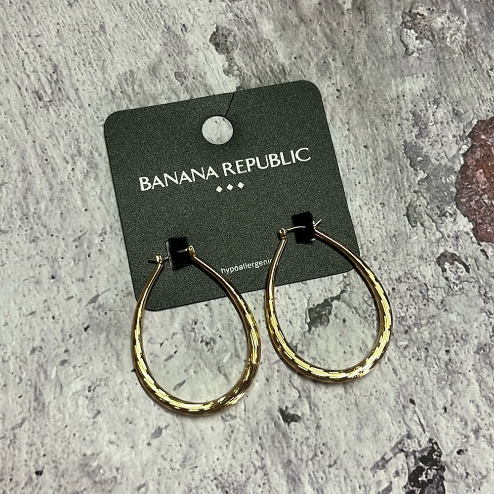 🛍 6 for $35 • NWT Banana Republic Factory Gold Textured Teardrop Hoop Earring